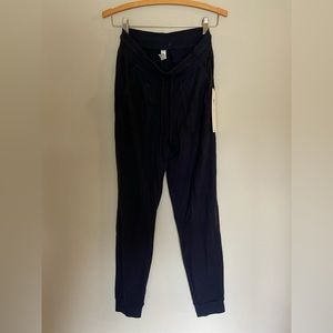 Alo yoga soho sweatpants. Navy. Size small.